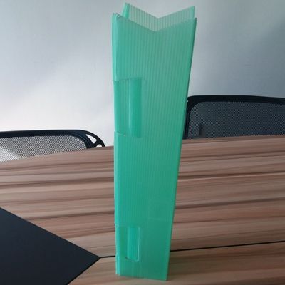 Tahan air Corflute Penjaga Pohon Segitiga Batang Pohon Plastik Meliputi