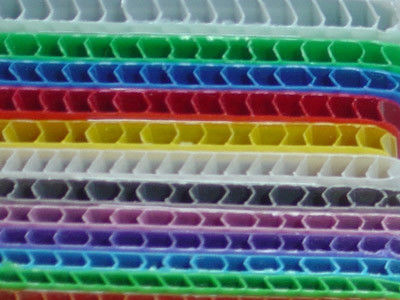 Hitam 1.8mm PP Hollow Sheet Coroplast Papan Plastik Bergelombang