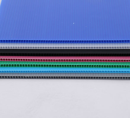 Polypropylene Corflute Sheet Daur Ulang Ringan Disesuaikan Plastik Bergelombang